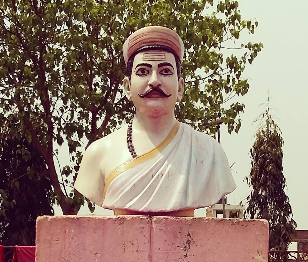 ग्राम बिस्फी स्थित विद्यापति डीह बन रहा है खंडहर